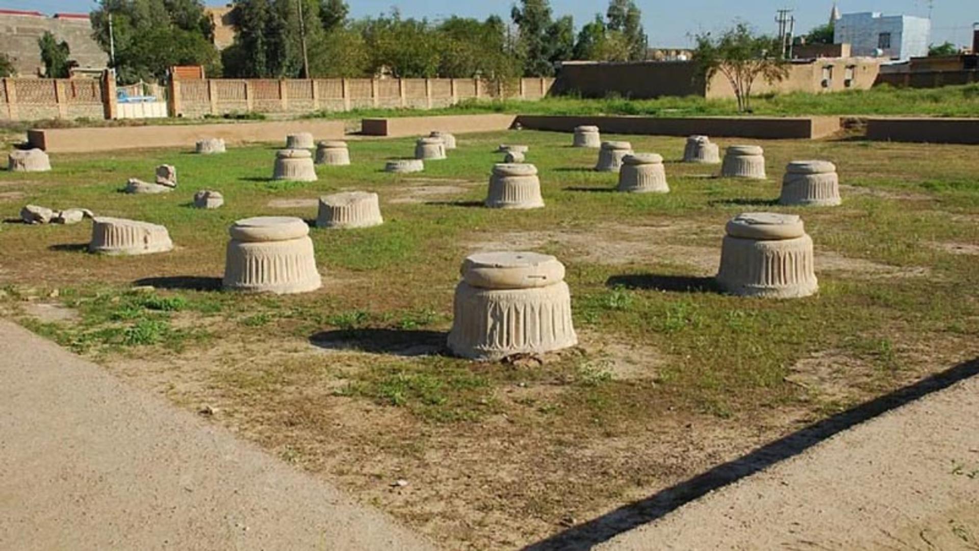 ته ستون های کاخ شاوور شوش از نمای نزدیک