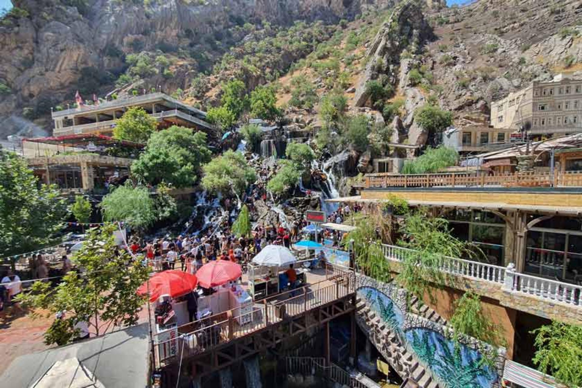 رستوران‌های متعدد در اطراف آبشارهای بیخال