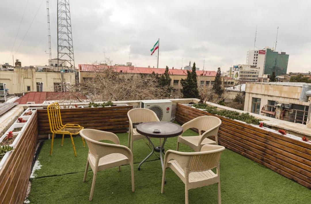 روف گاردن هاستل حراتیج تهران