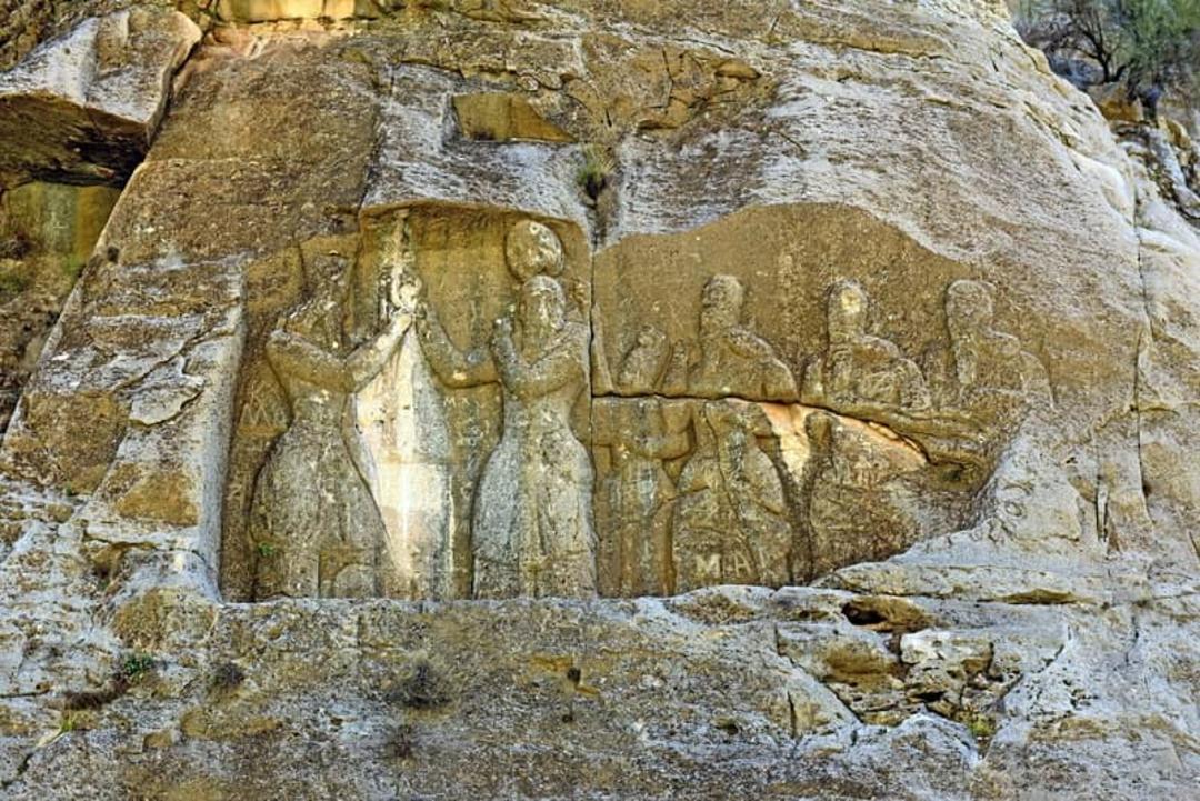 سنگ نگاره تاجگذاری اردشیر بابکان