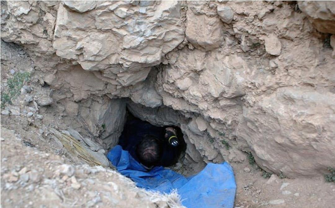 کوهنورد در دهانه باریک ورودی غار گل زرد