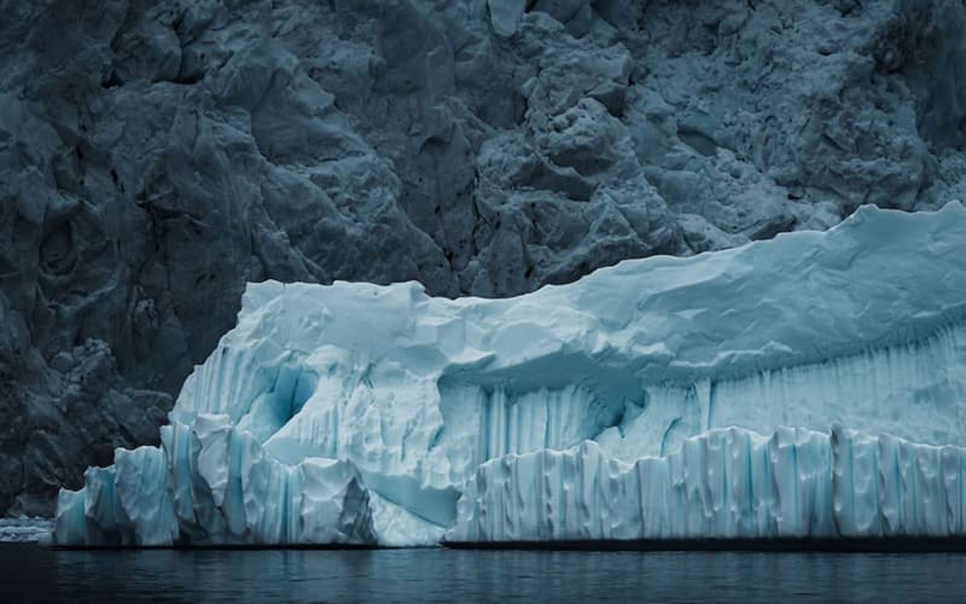 کوه یخی بزرگ و شیاردار