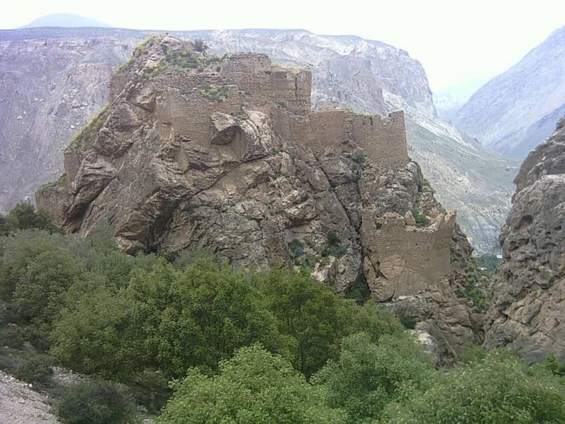 قلعه ملک بهمن در ارتفاع کوه