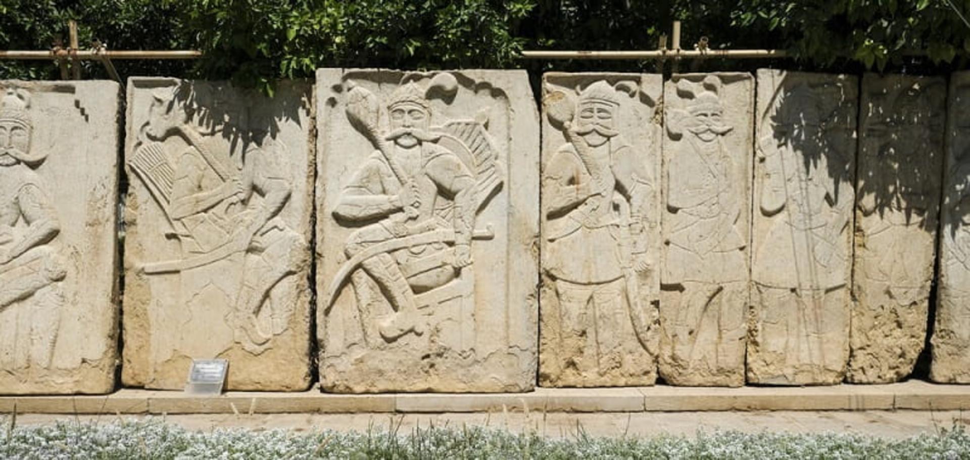 سنگ برجسته پهلوانان با گرز
