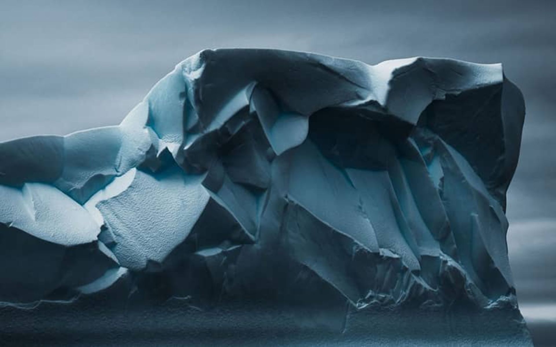 اشکال زاویه دار یک کوه یخی