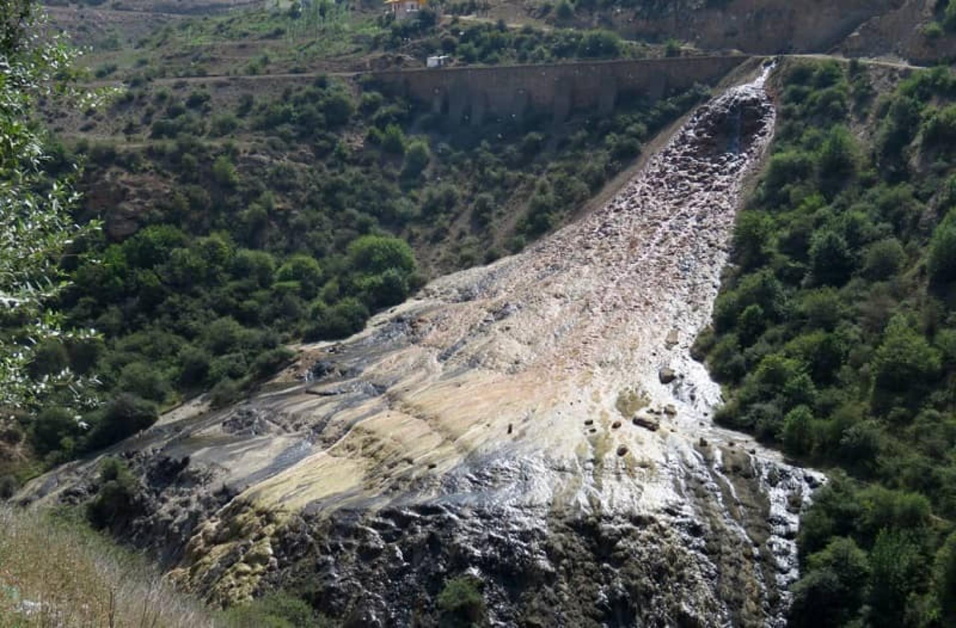 آبشار نمکی در مسیر قطار تهران - ساری