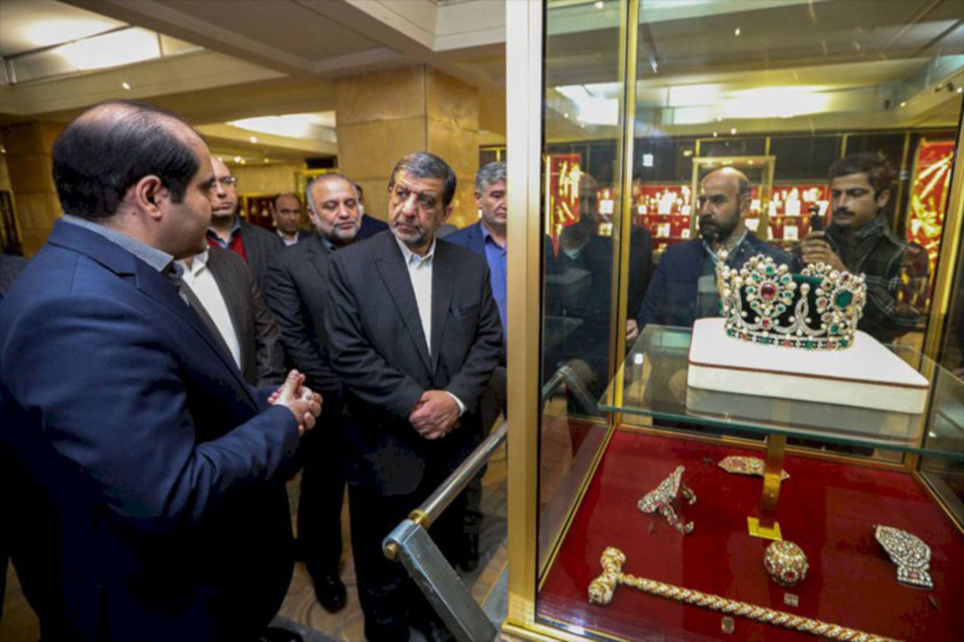 بازدید وزیر میراث از موزه جواهرات ملی