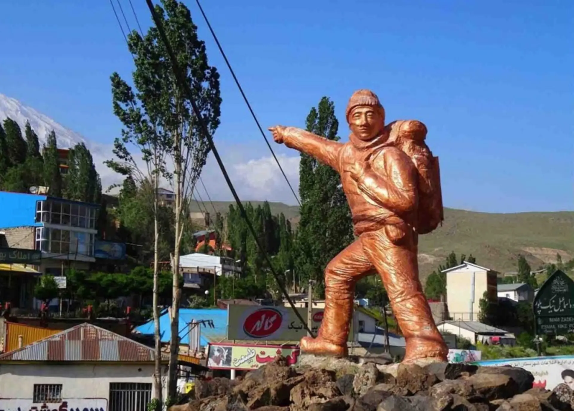 مجسمه مرد کوهنورد در روستای پلور