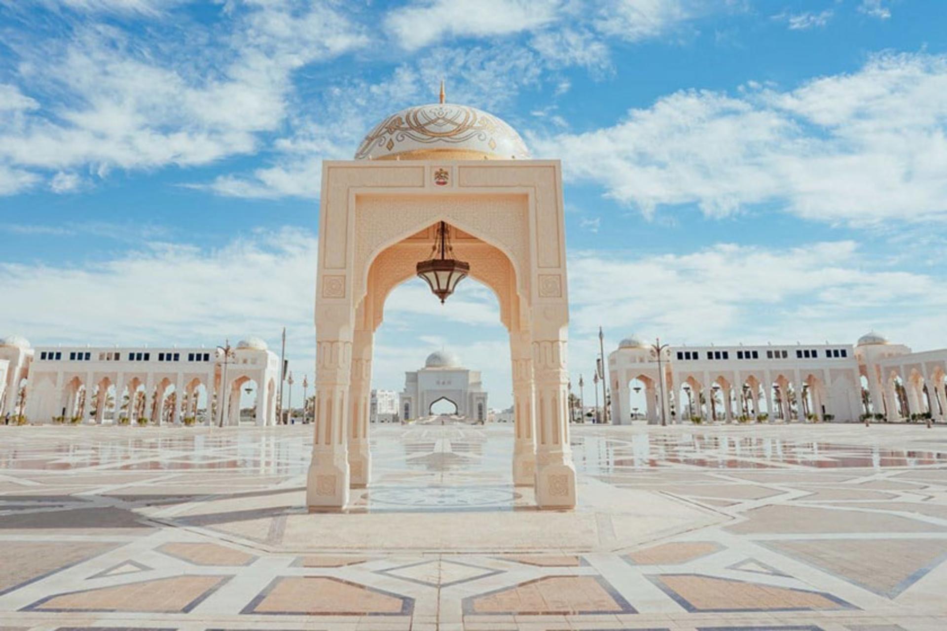 محوطه قصر الوطن