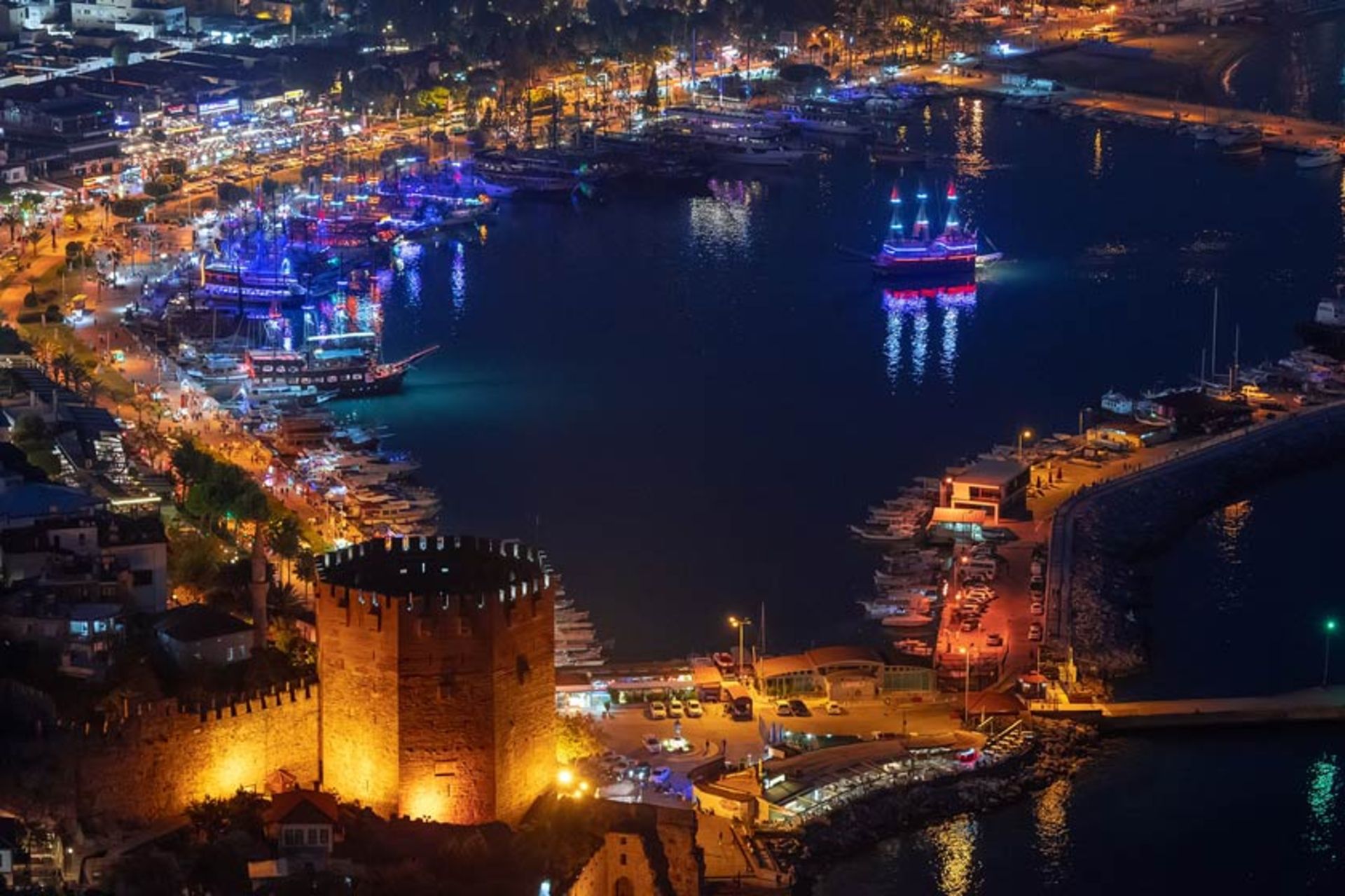 اسکله آلانیا در شب