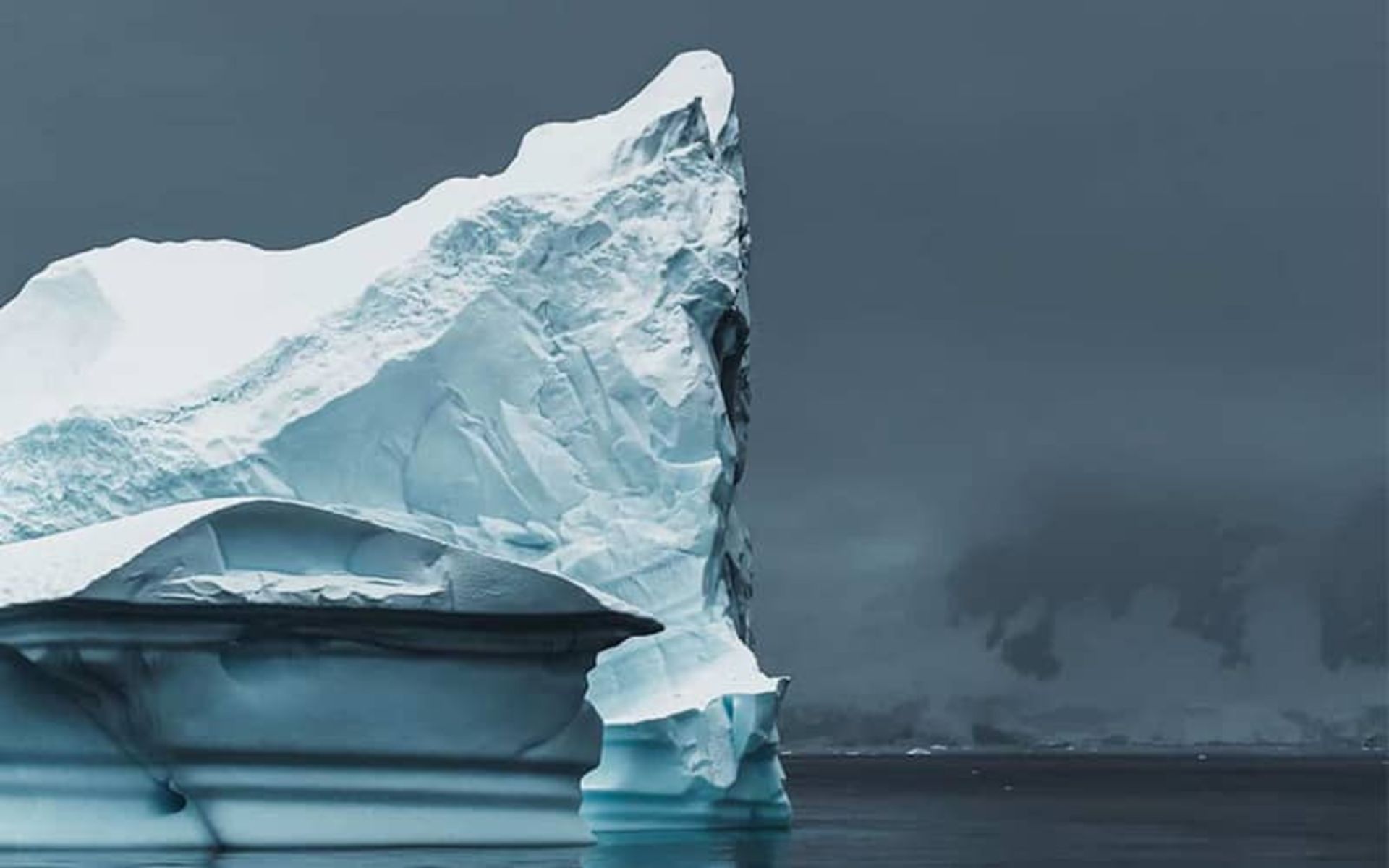 کوه یخی مرتفع و تکی در دریا