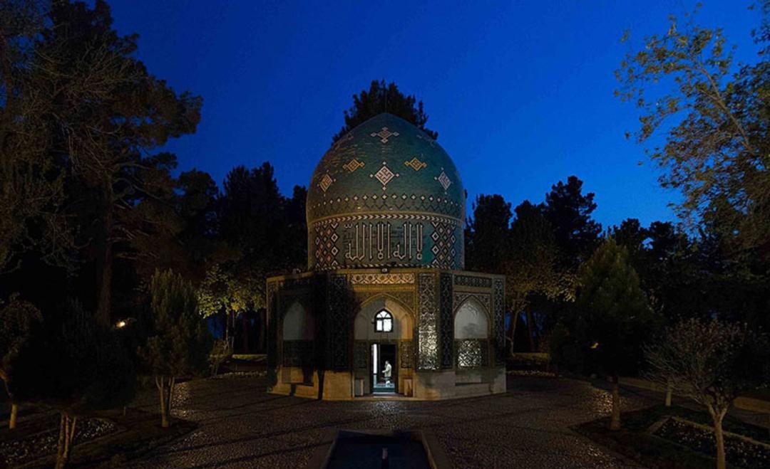 آرامگاه عطار در شب