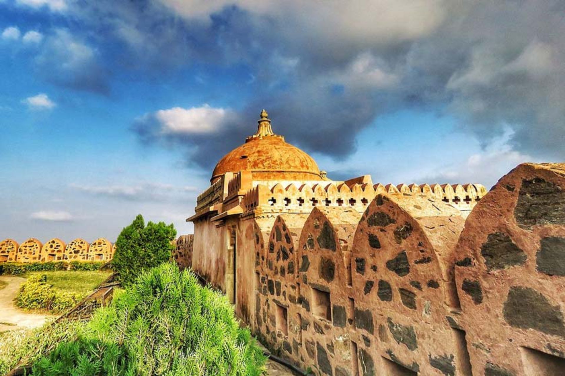دیوار قلعه کومبالگار