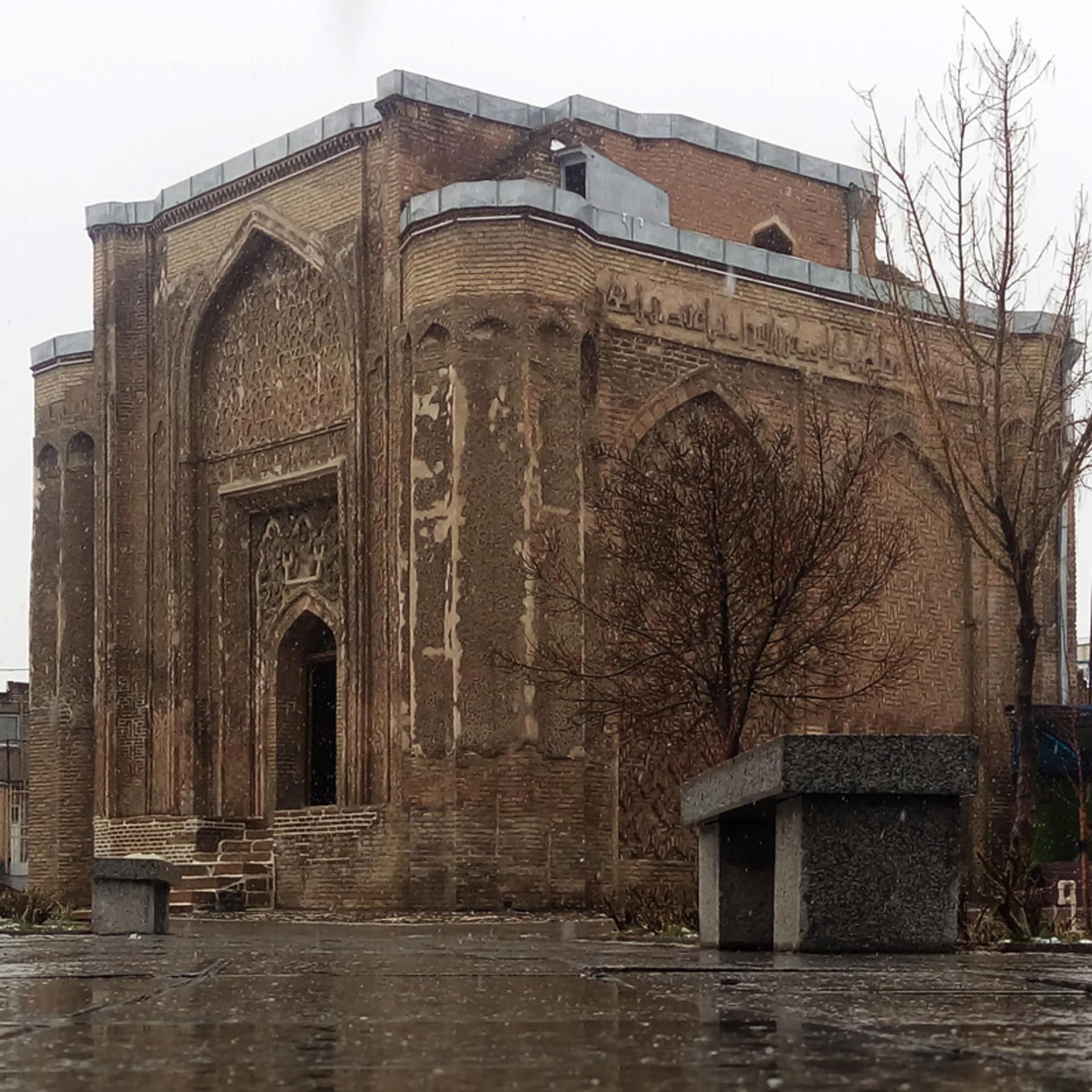 منظره بارانی گنبد علویان