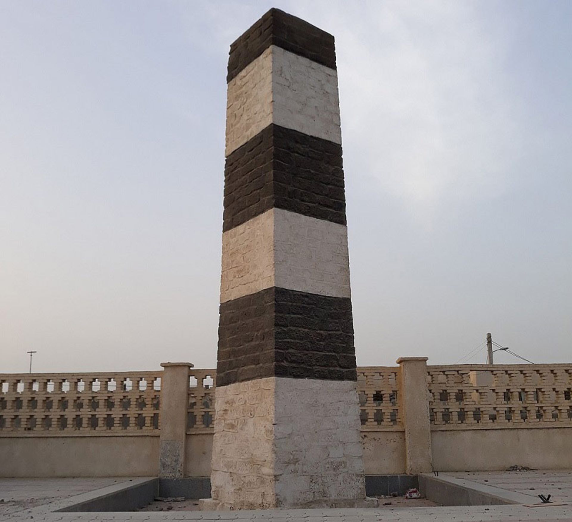 برج سیاه و سفید در بندر جاسک