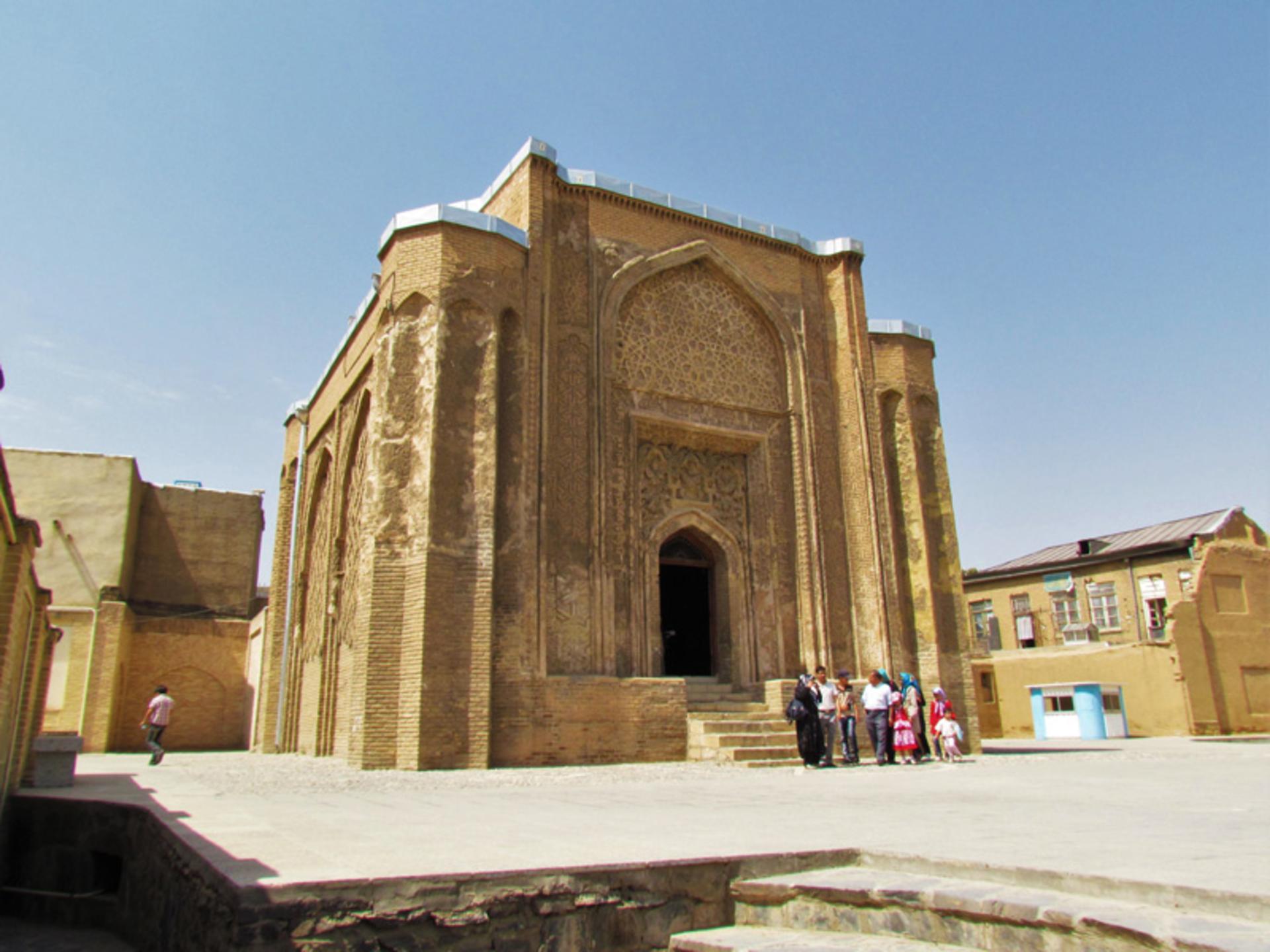 محوطه گنبد علویان