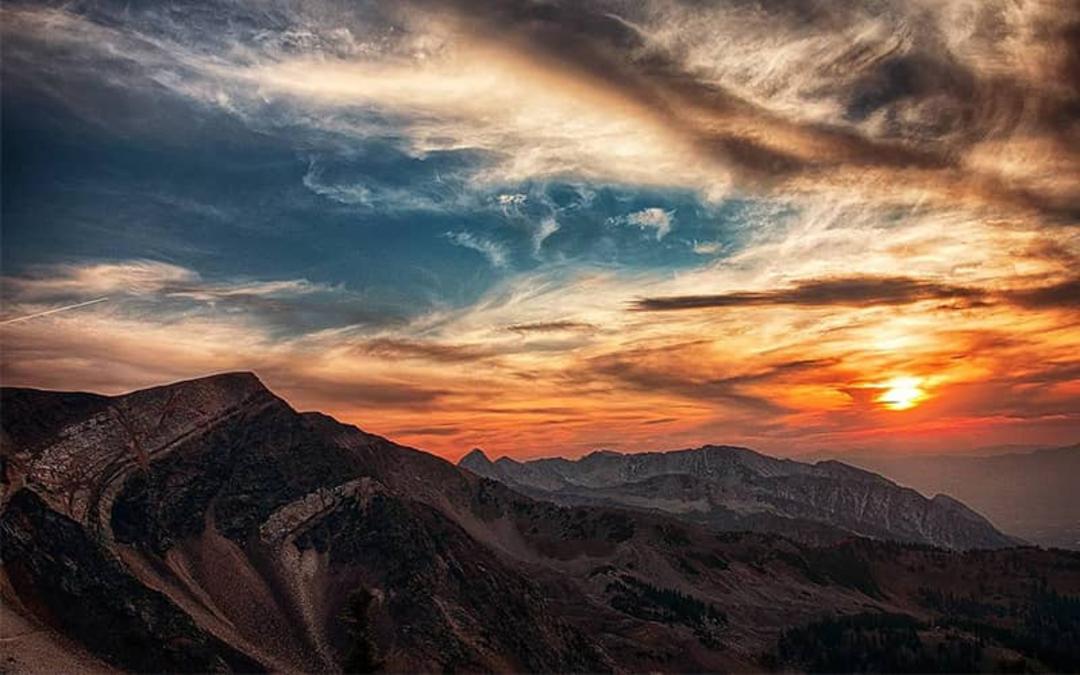 رنگ های نارنجی غروب خورشید در پشت کوه ها