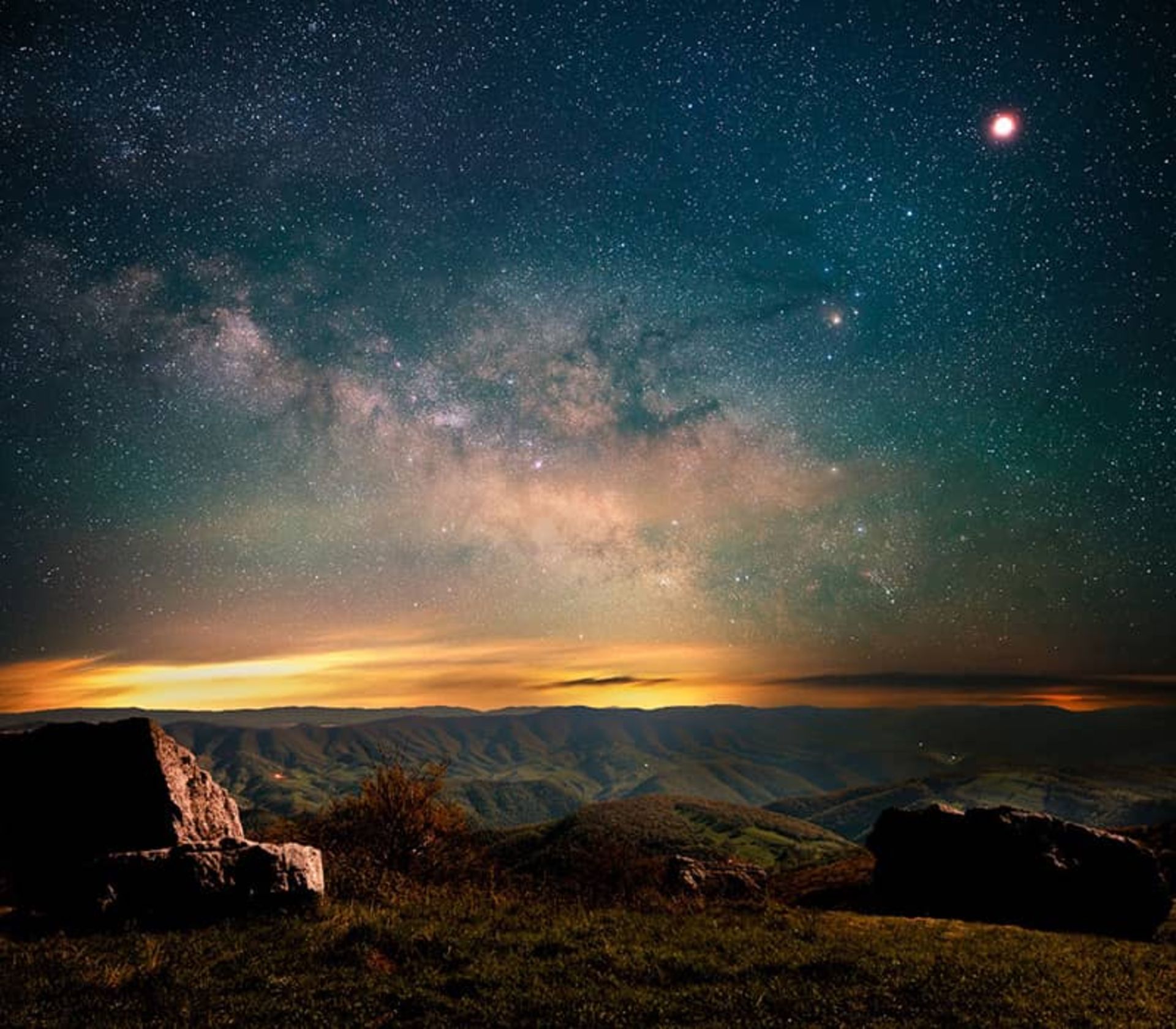 آسمان پرستاره شب بر فراز منطقه ای غیرمسکونی