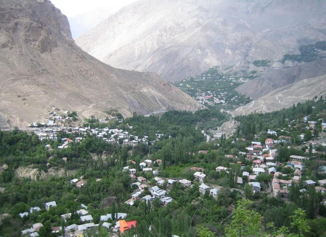 روستای وانا در میان دره سرسبز