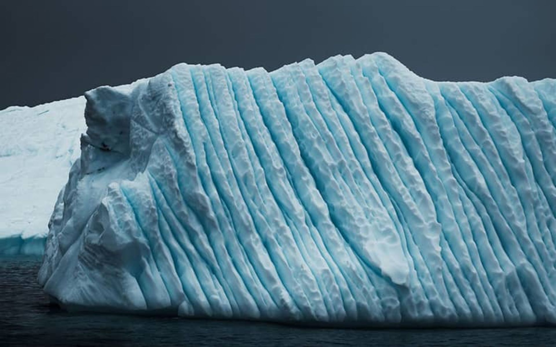 کوه یخی عظیم و شیاردار