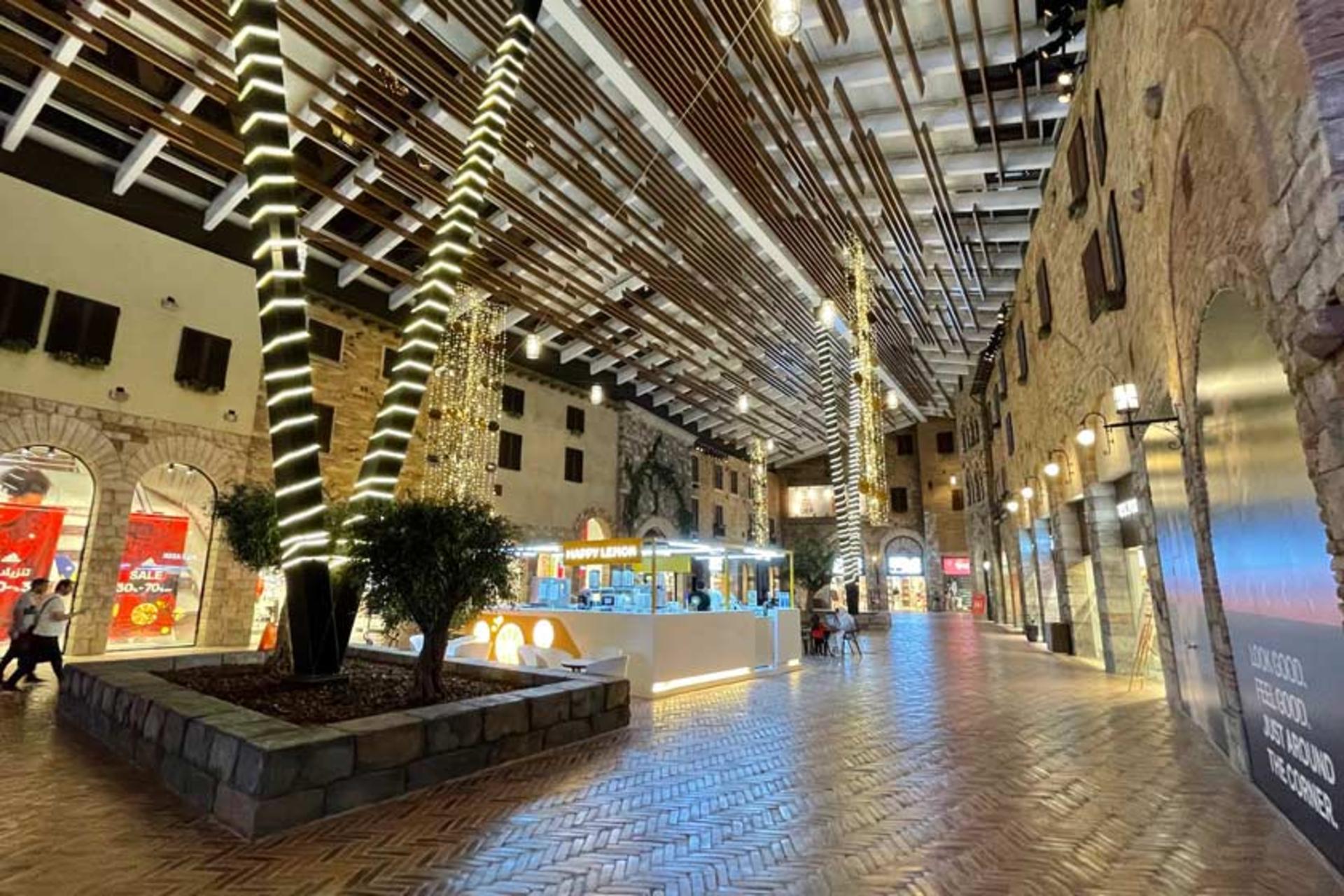 اوت لت ویلیج دبی در شب
