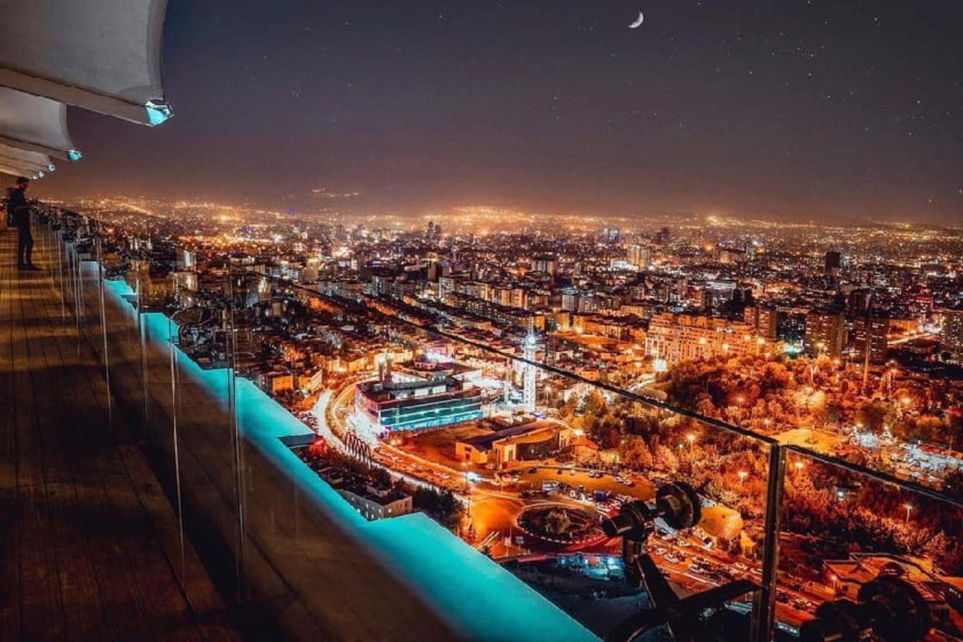 نمای تراس رستوران اسکای لانژ در شب