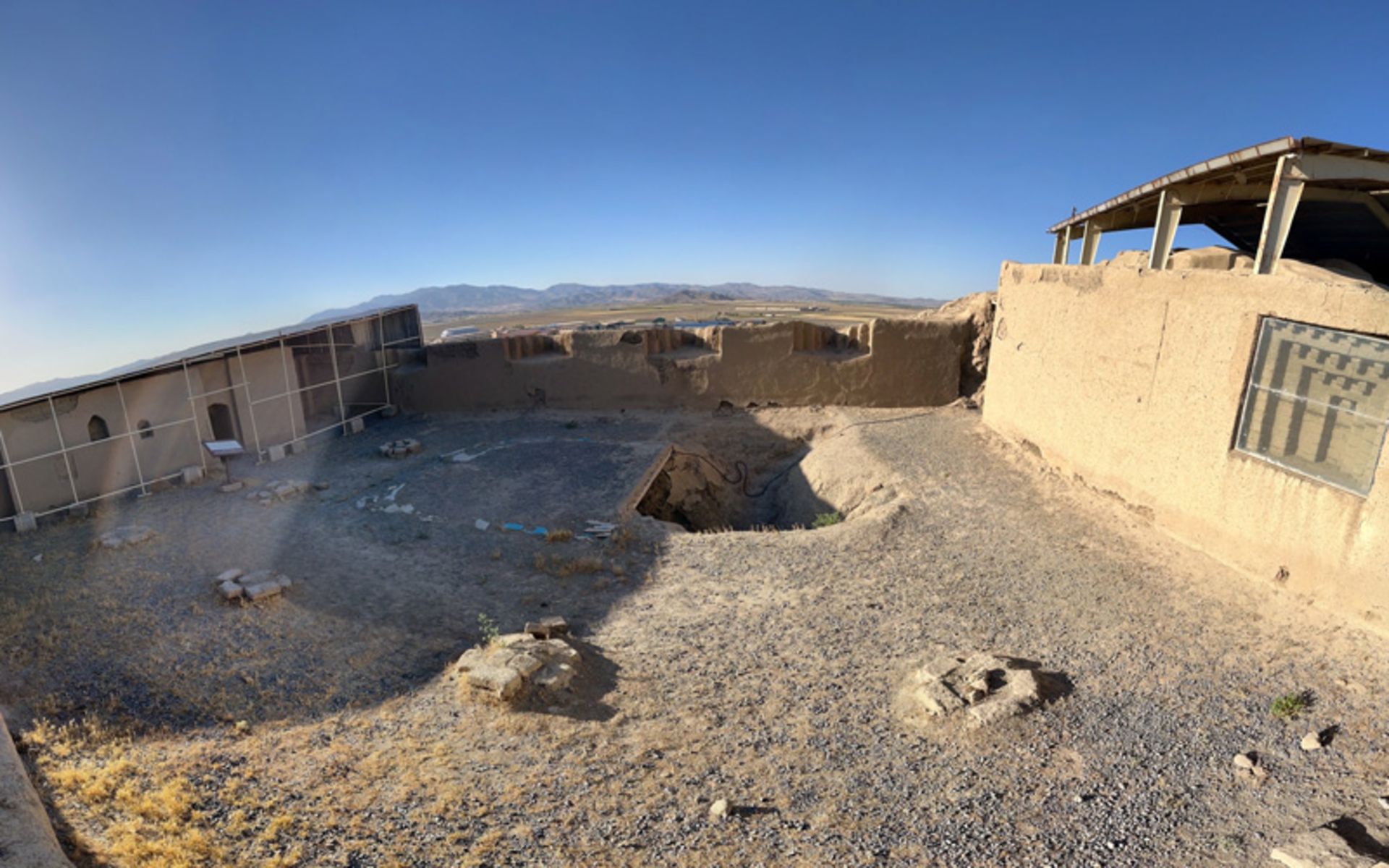 محوطه ارگ نوشیجان