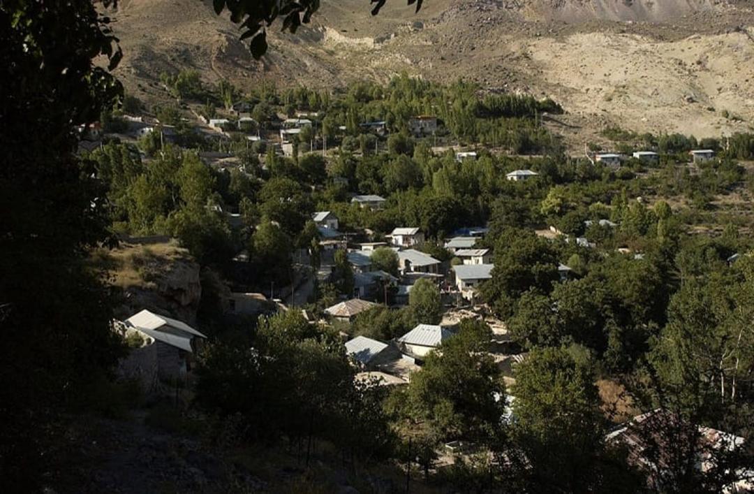 خانه های روستای گرنا در میان درختان