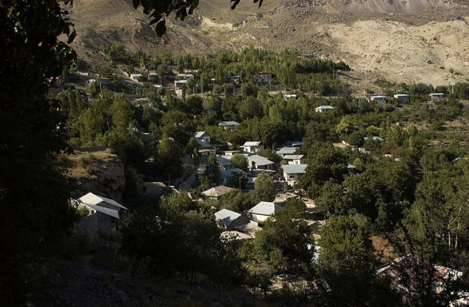 خانه های روستای گرنا در میان درختان