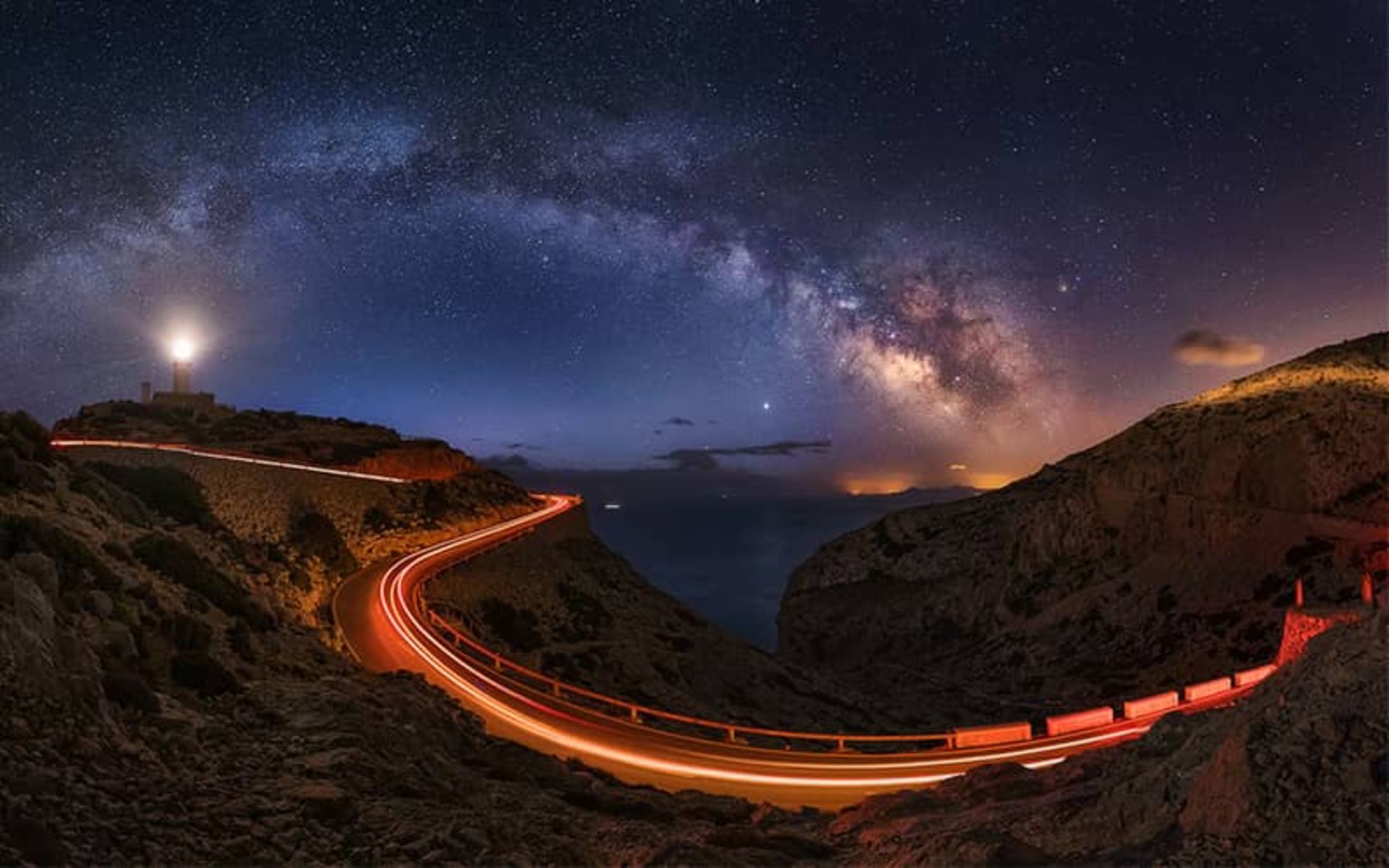 آسمان پرستاره بر فراز جاده ای مارپیچی در شب