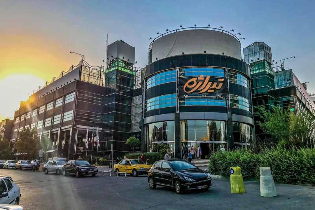 مرکز خرید تیراژه یک در اشرفی اصفهانی