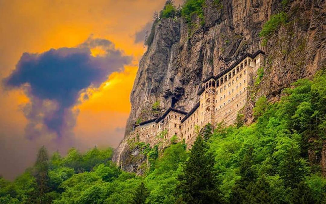 صومعه سوملا روی کوهی بزرگ و سرسبز