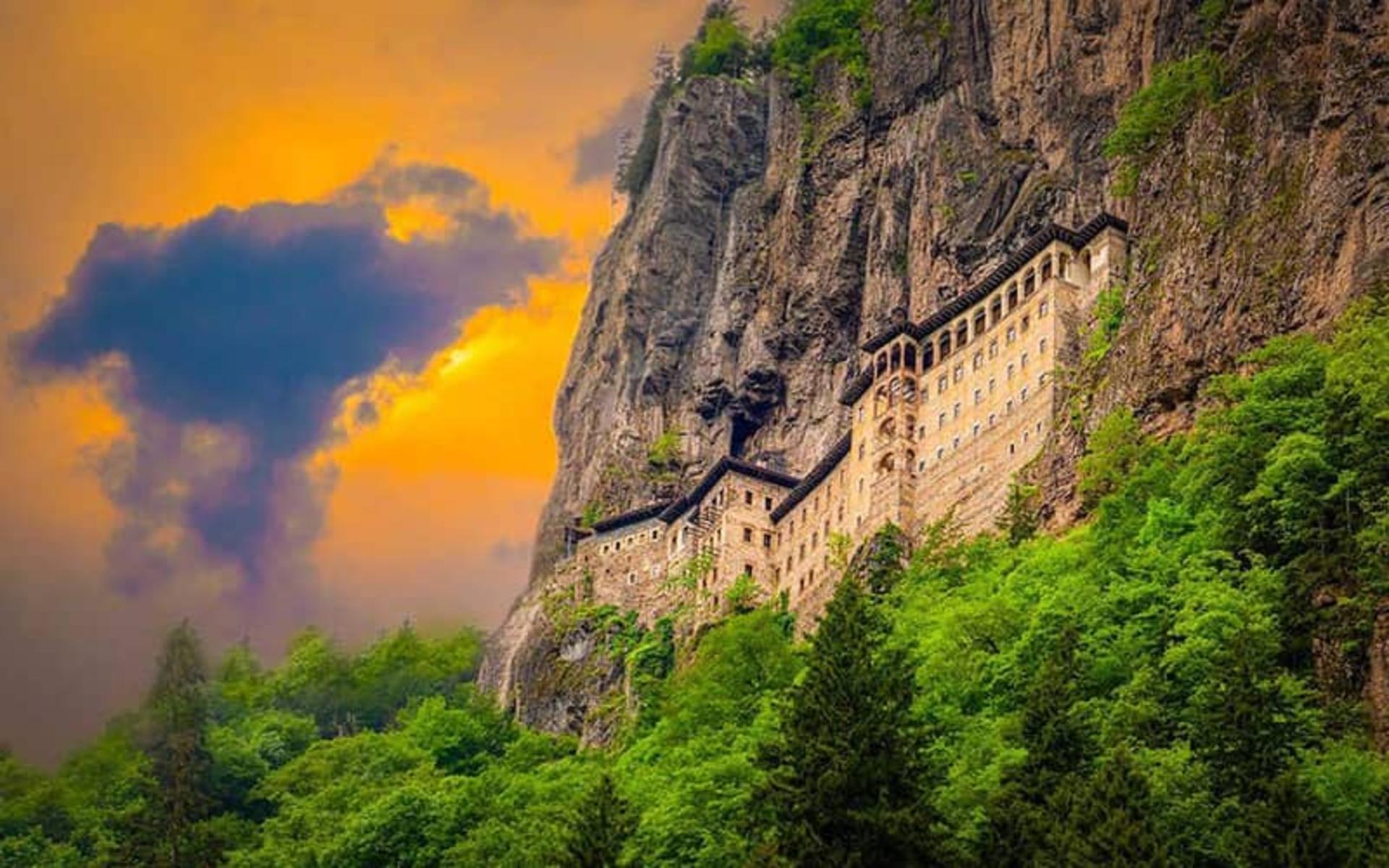 صومعه سوملا روی کوهی بزرگ و سرسبز