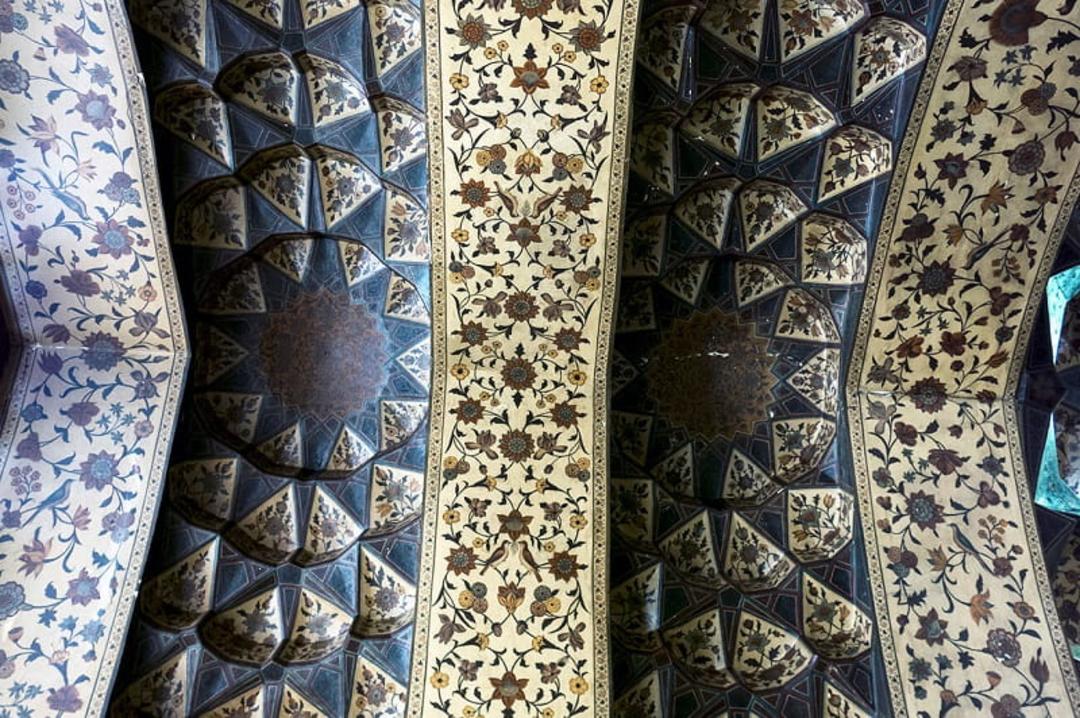 تزیینات گل و مرغ عمارت کلاه‌فرنگی