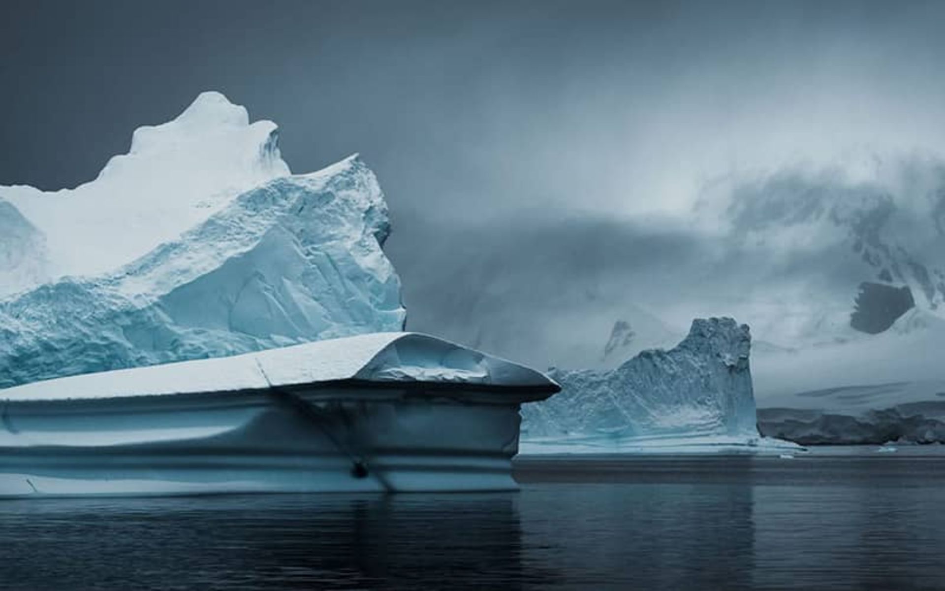 کوه های یخی بزرگ در هوای ابری