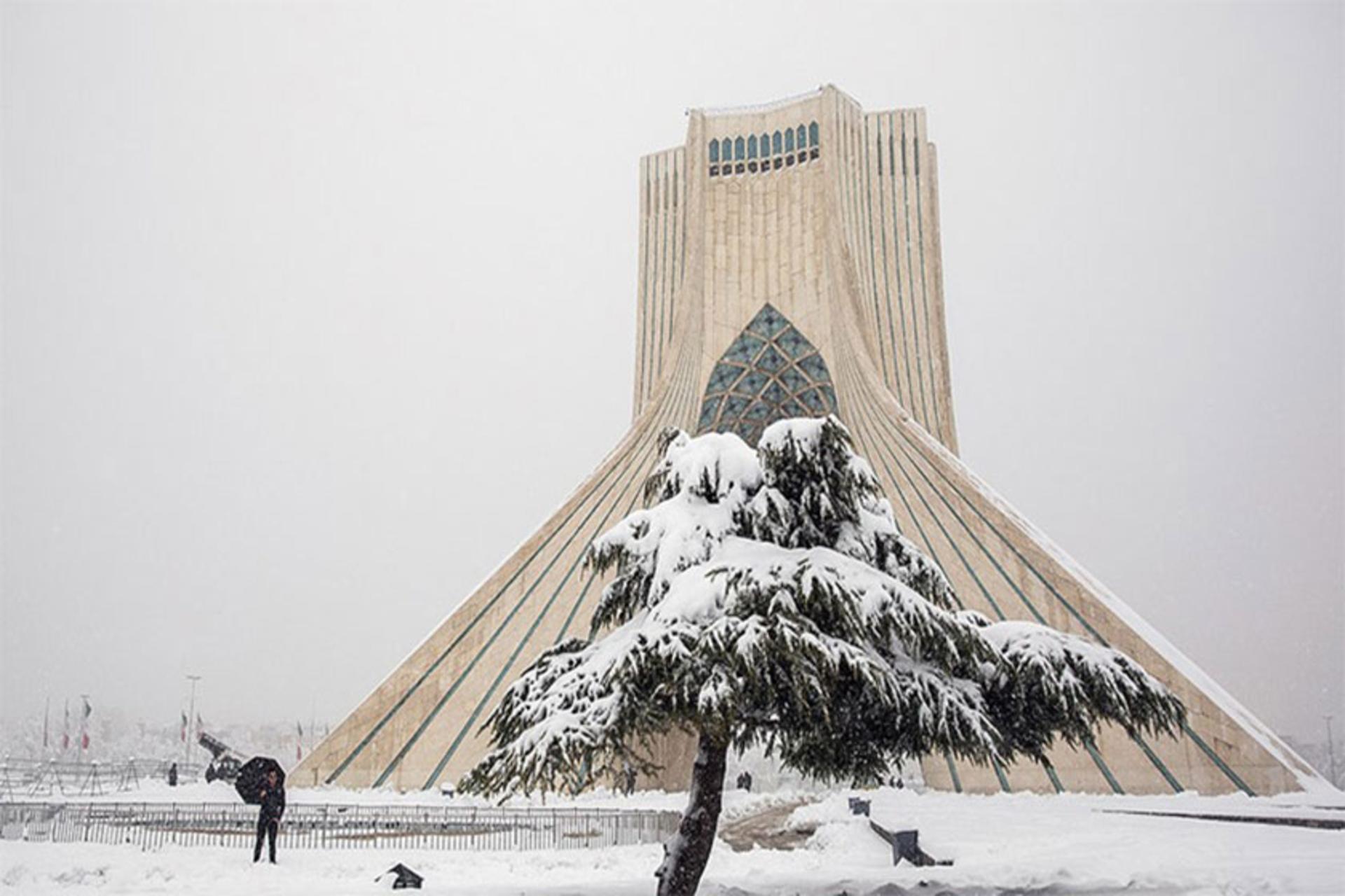برج آزادی زیر برف