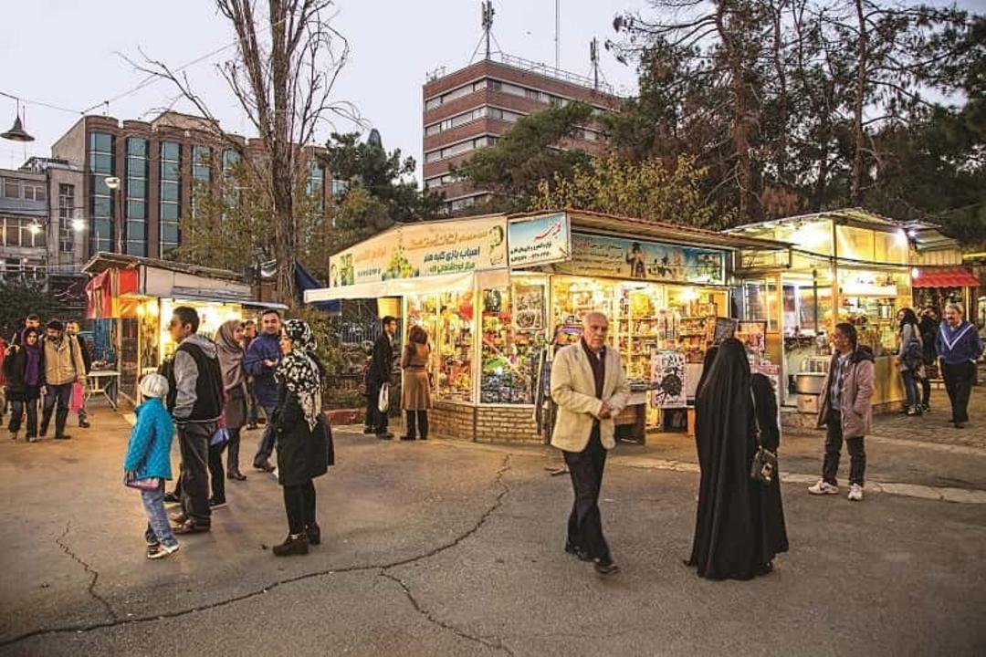 اسباب بازی فروشی قدیمی بازارچه پارک لاله