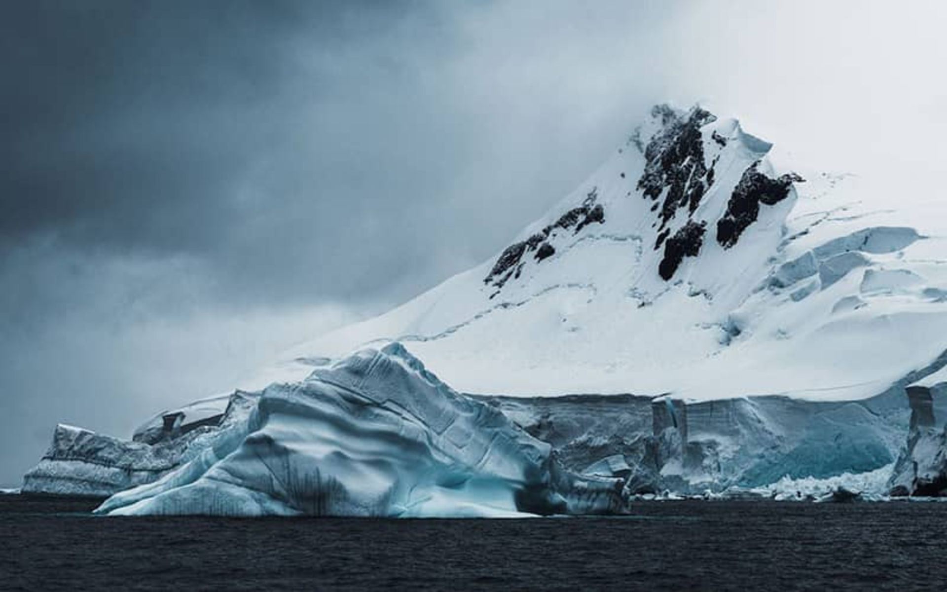 یخچال بزرگی در کنار دریا