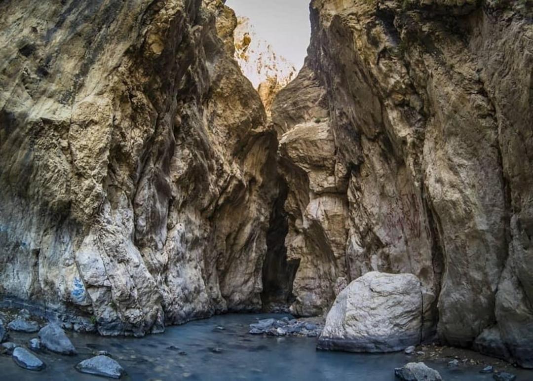 آب جاری رودخانه لار در میان دره زمان