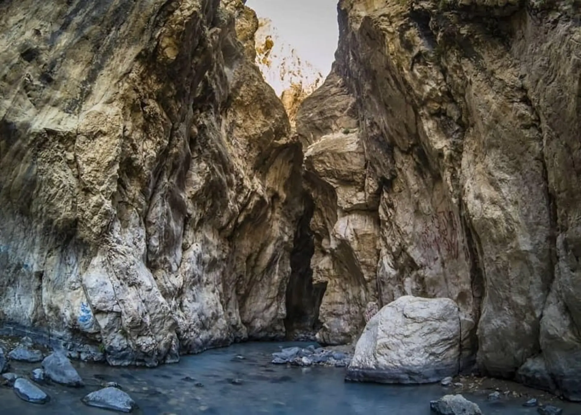 آب جاری رودخانه لار در میان دره زمان