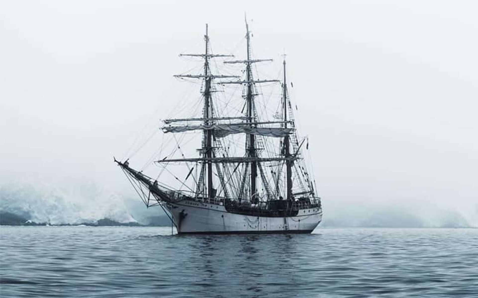 کشتی بزرگی در منطقه ای برفی