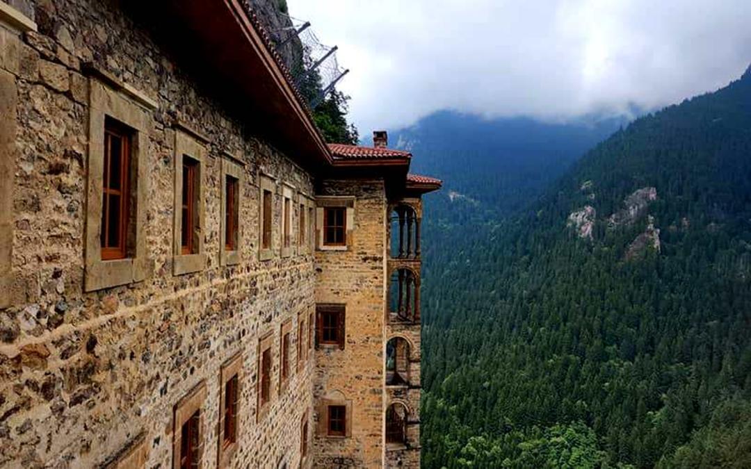 نمای بخشی از صومعه سوملا در کوهستانی سرسبز