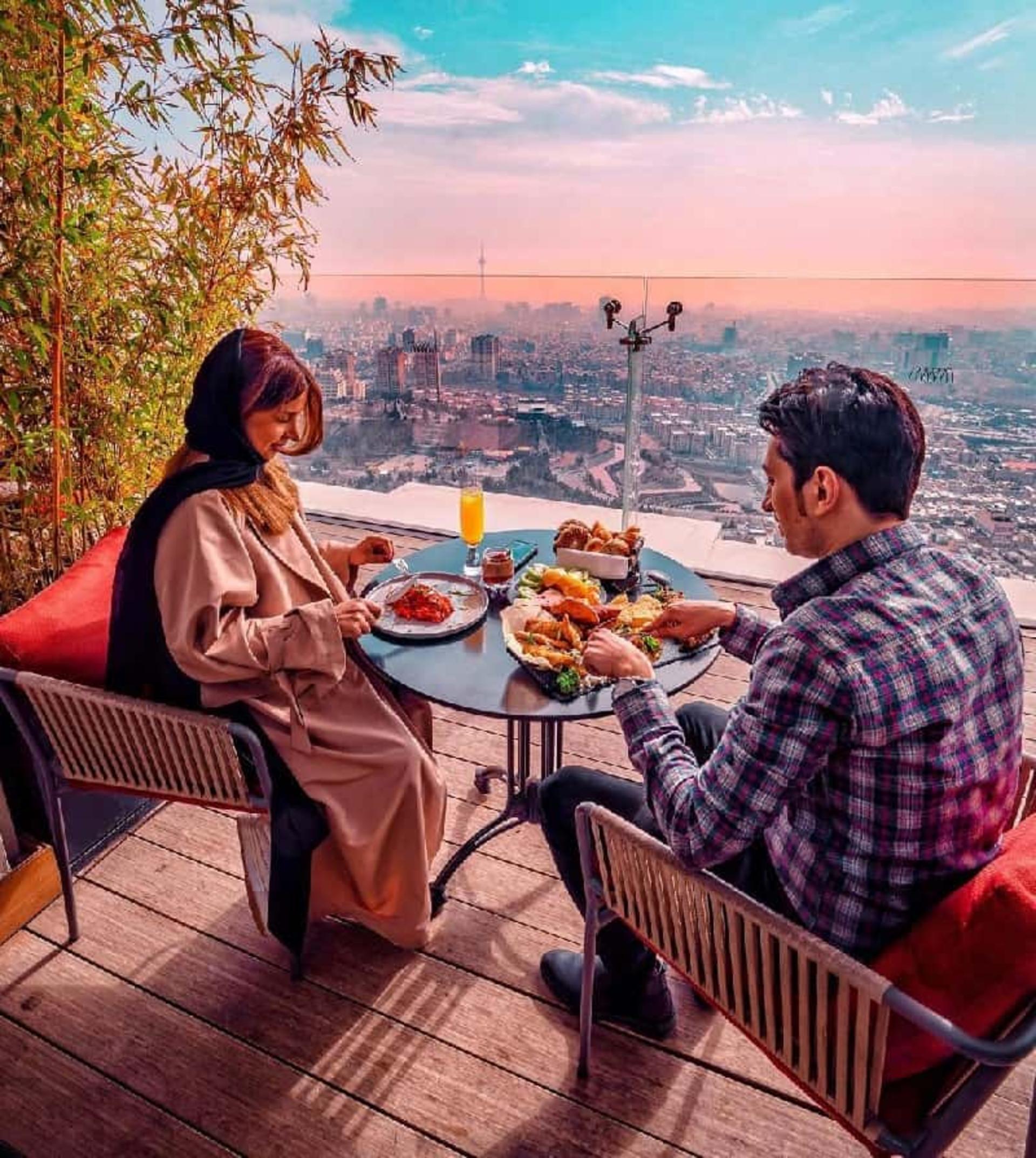 تجربه غذا خوردن در رستوران اسکای لانژ