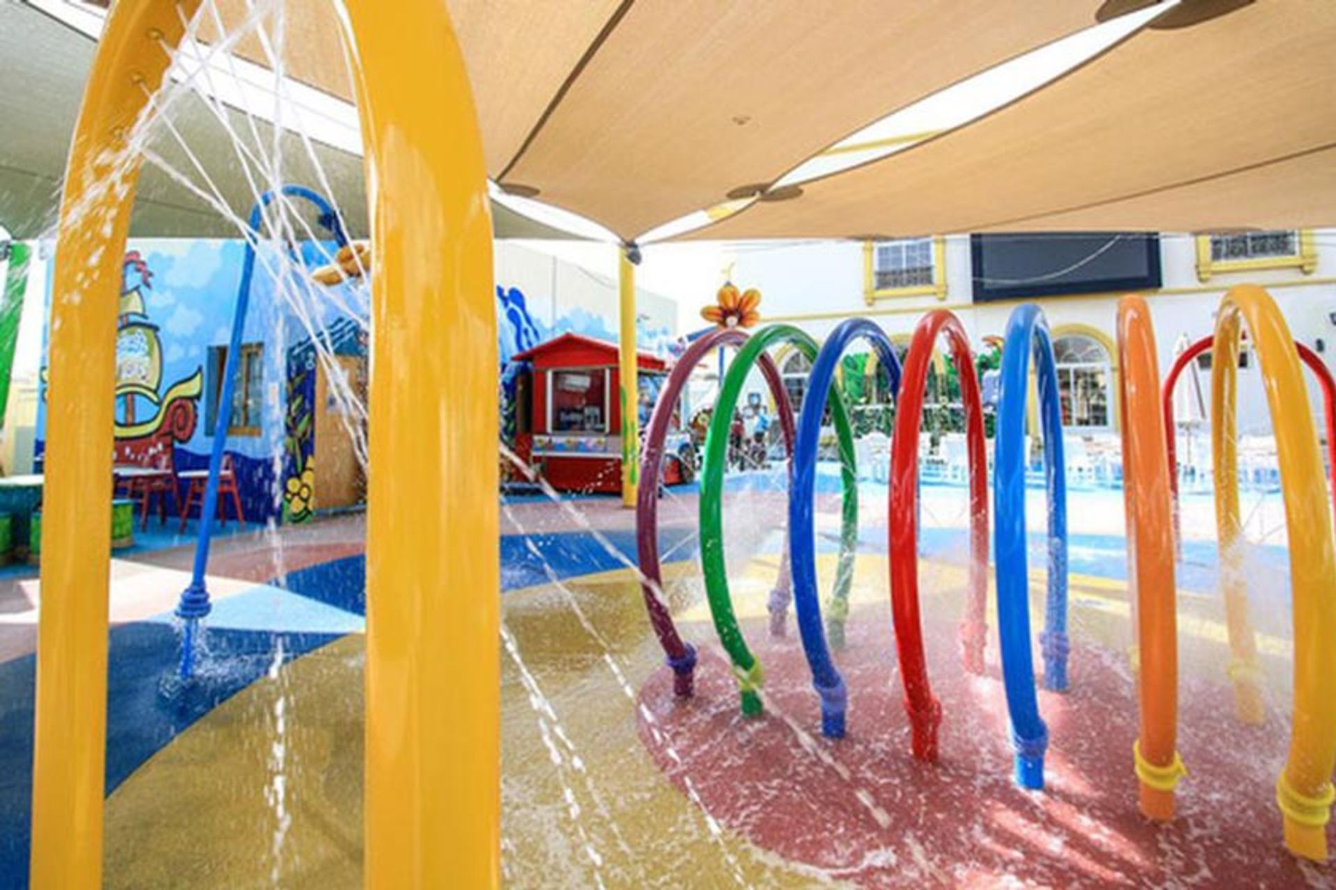 معبر آب‌پاشی در پارک آبی کودکان اسپلش ان پارتی