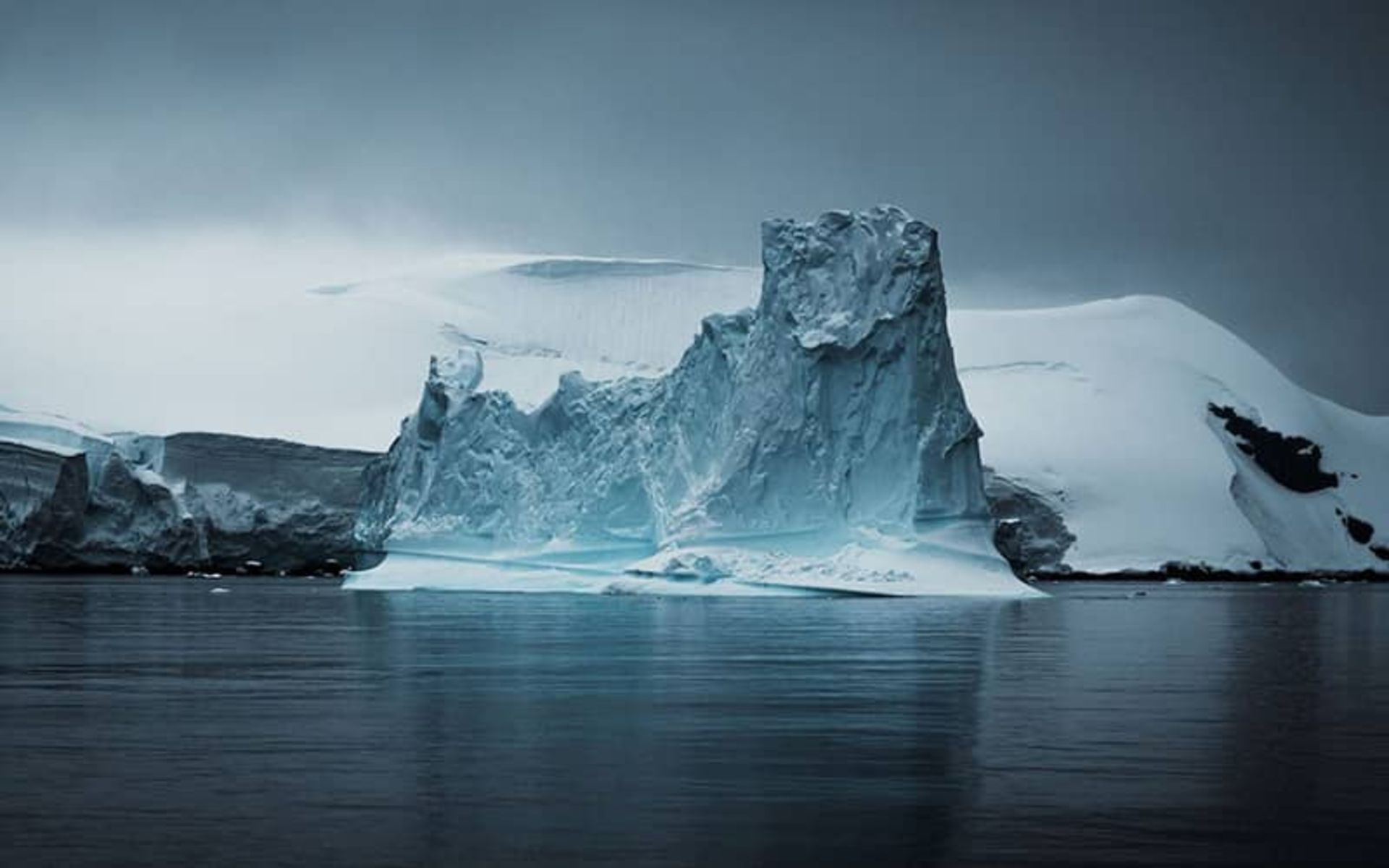 صخره ای بزرگ و مملو از برف