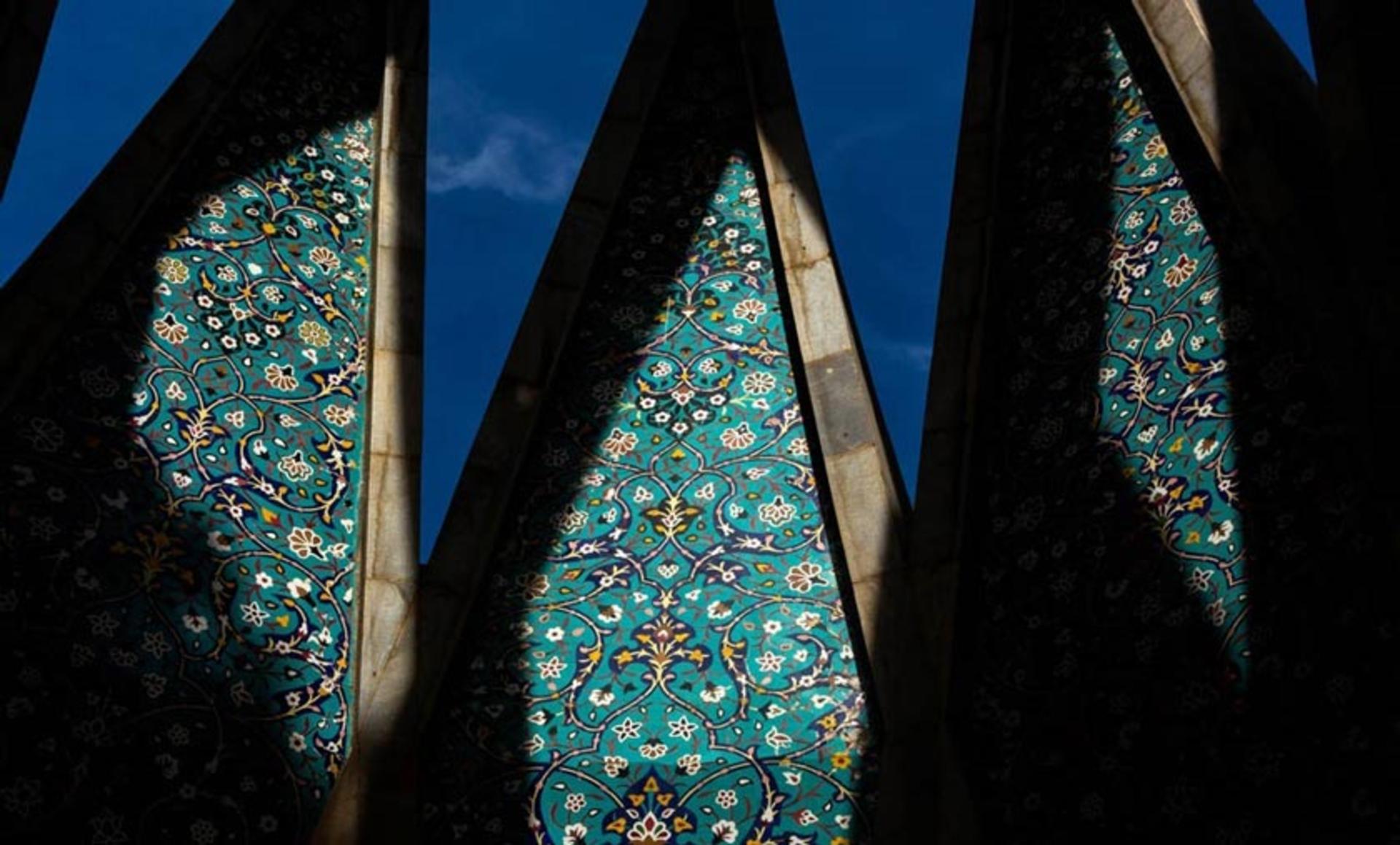 کاشی‌کاری تماشایی در آرامگاه خیام