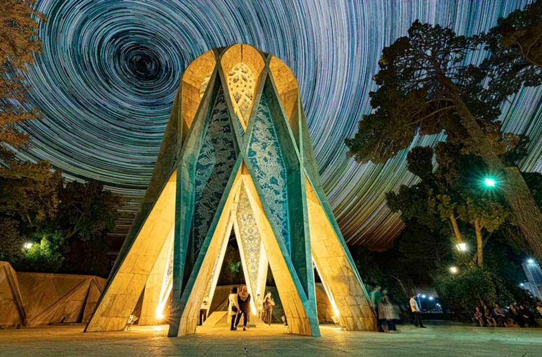 آرامگاه خیام در شب