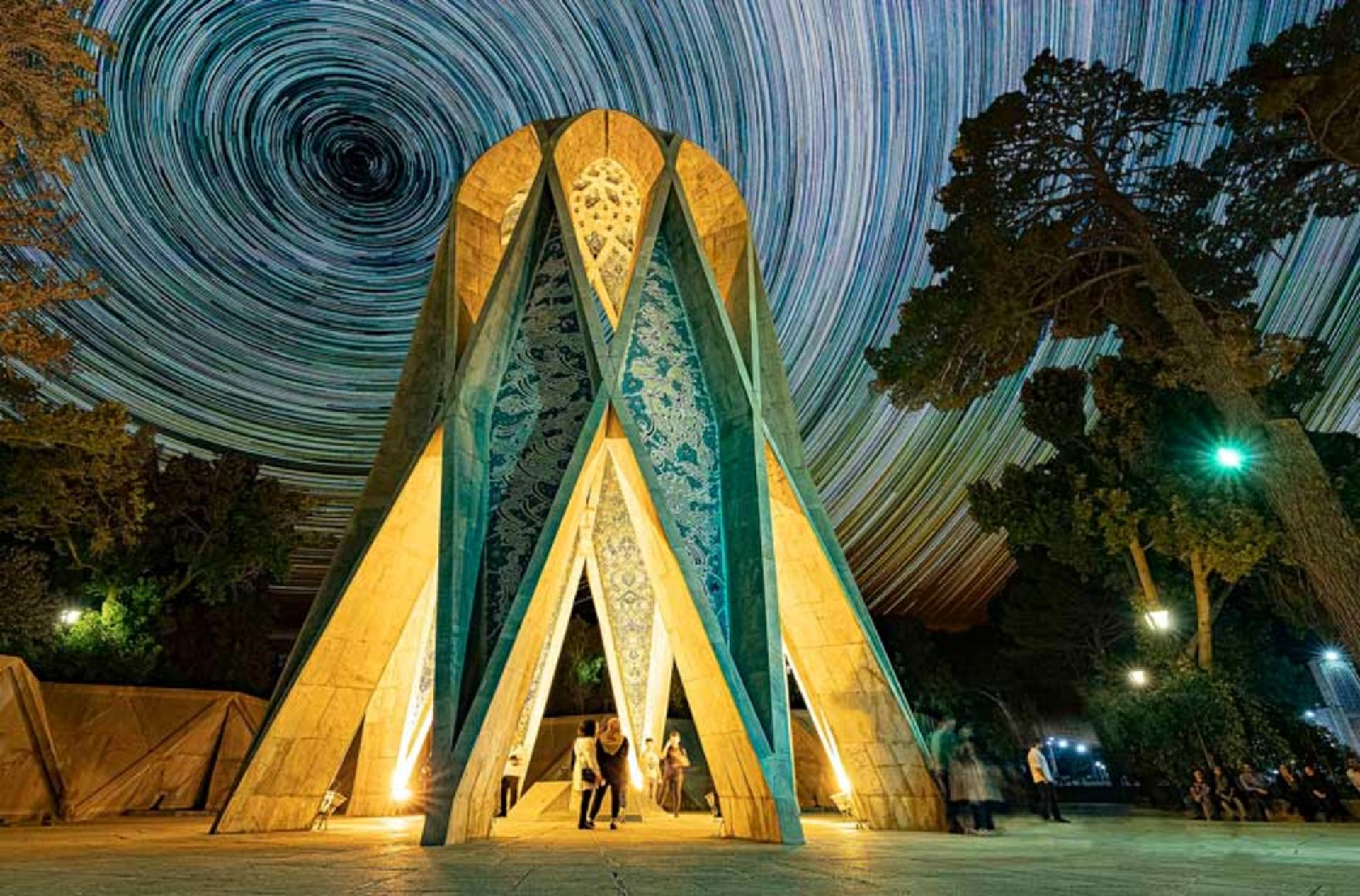آرامگاه خیام در شب