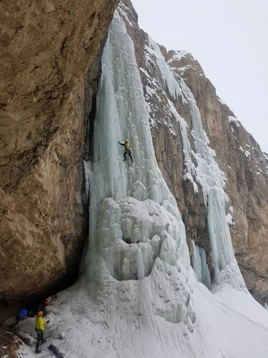 آبشار یخی خور