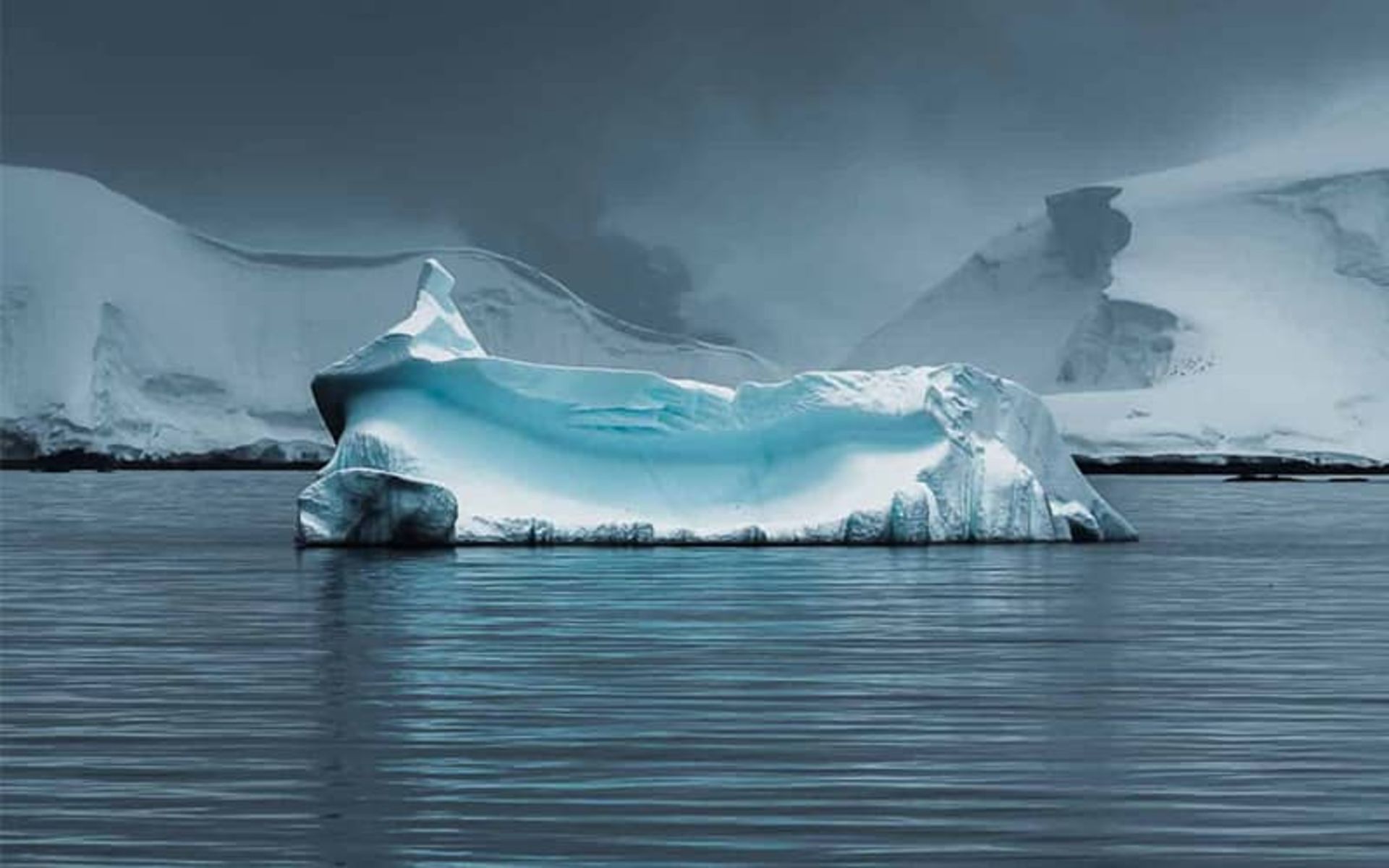 کوه یخی کم ارتفاعی شناور در دریا